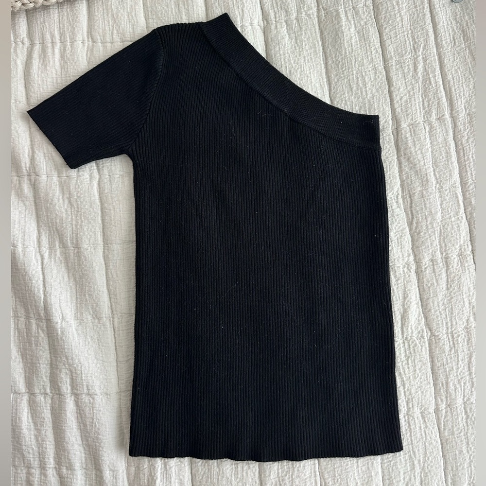 vestique Black Ribbed Asymmetric Top